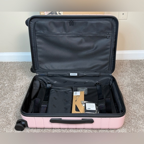 Away Bigger carry on - Picture 8 of 9